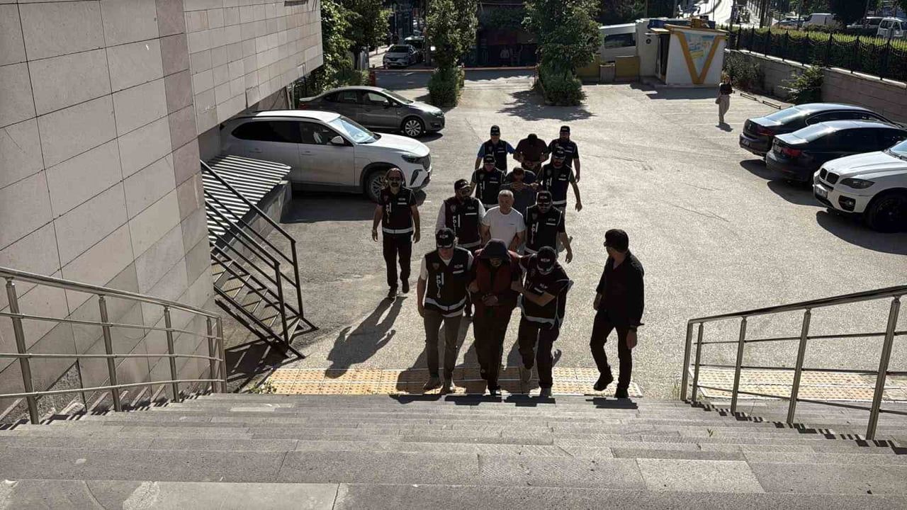 Eskişehir'de 23 bin 245 litre karışımlı kaçak akaryakıt ele geçirildi; 4 şüpheli adliyeye sevk edildi
