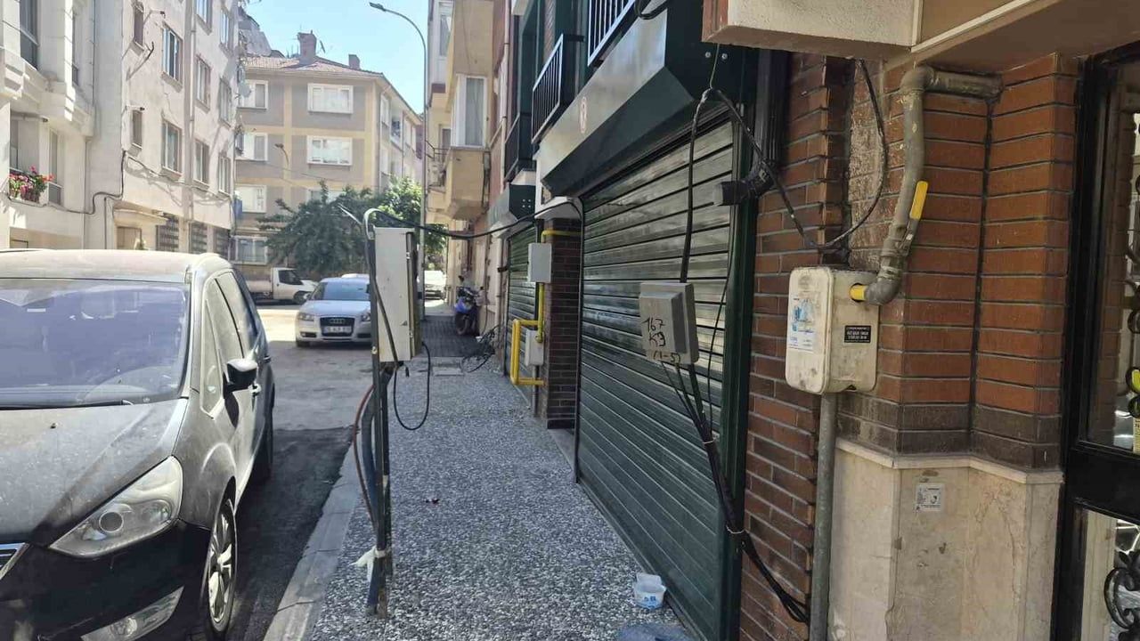 Eskişehir'de açık bırakılan elektrik panosu mahalleyi tedirgin etti