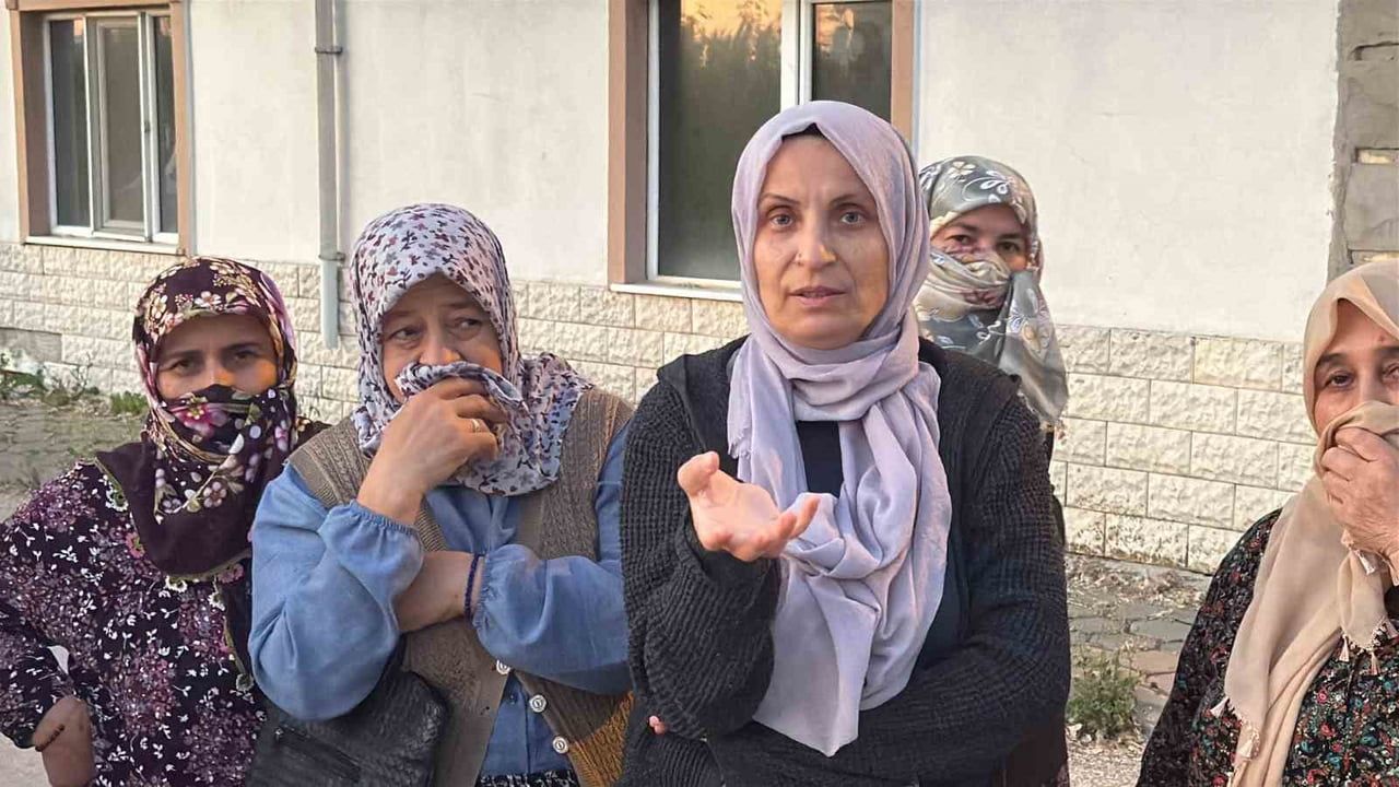 Eskişehir’de açıkta bırakılan hayvan gübresi mahalle sakinlerini rahatsız ediyor