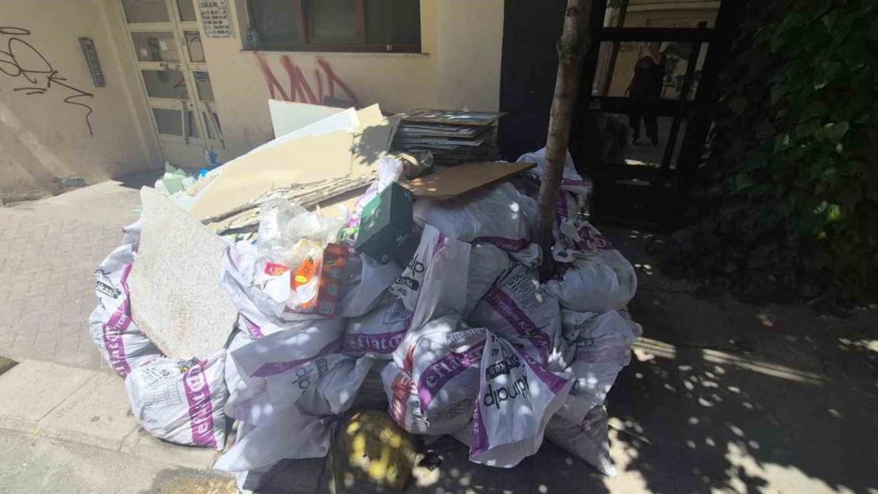 Eskişehir'de Akmescit Sokak'ta Kaldırıma Bırakılan İnşaat Artıkları Yayaların Güvenliğini Tehlikeye Attı