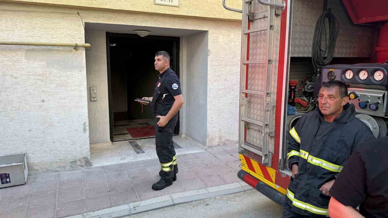 Eskişehir'de apartman girişindeki yangın: 2 kişi dumandan etkilendi