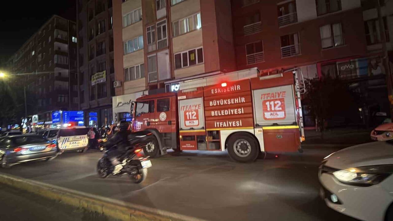 Eskişehir'de apartmanda havalandırma boşluğunda çıkan yangın bina tahliye ettirdi