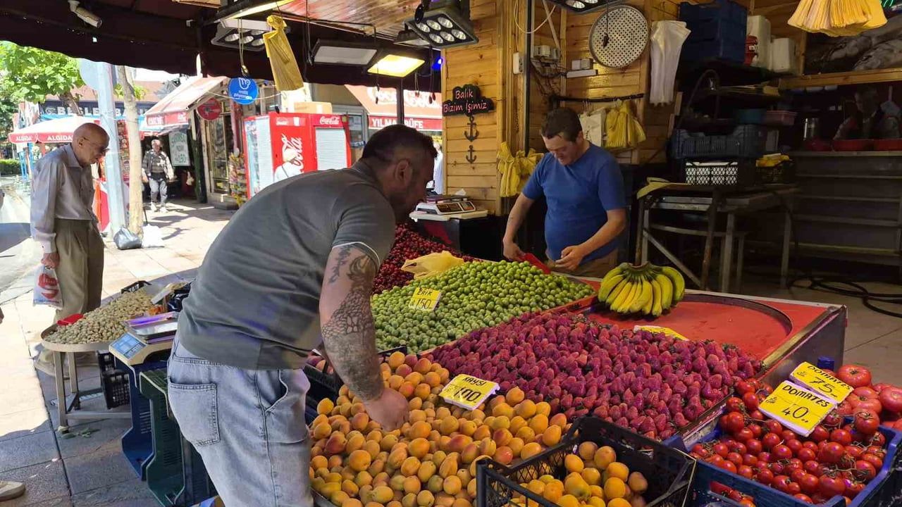 Eskişehir'de balık tezgahları yarısını meyveye ayırdı