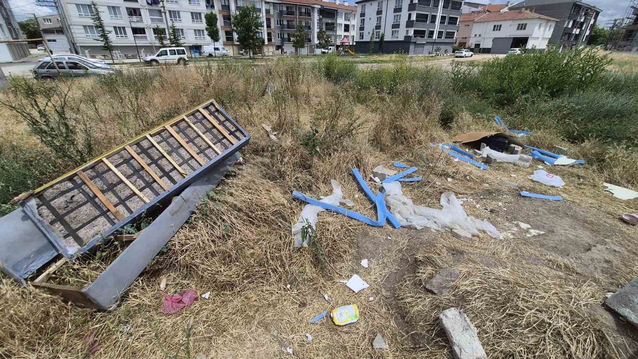 Eskişehir'de boş arazilere atılan eski ev eşyaları görüntü kirliliğine yol açtı