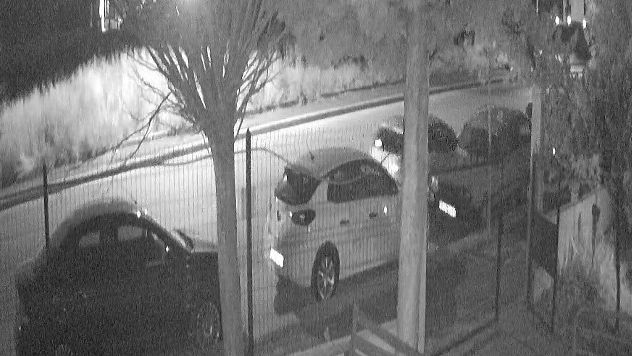 Eskişehir'de boş caddede park halindeki araca çarpıp kaçtı; sürücü sonradan ulaştı