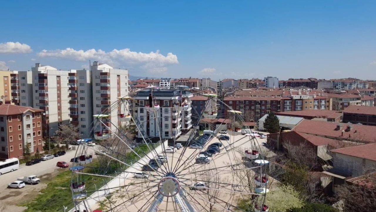Eskişehir’de dönme dolabın zirvesinde gerçekleştirilen saç kesimi sosyal medyada ilgi gördü