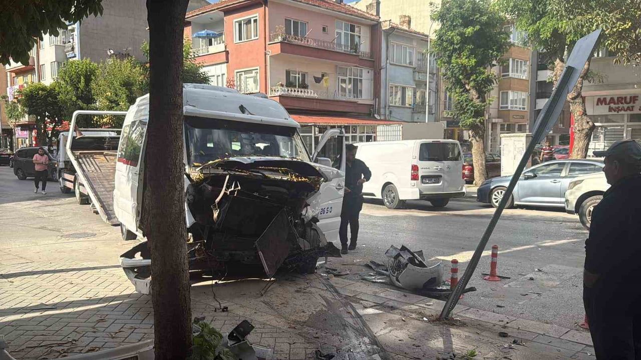 Eskişehir'de dört aracın karıştığı kazada 9 kişi yaralandı