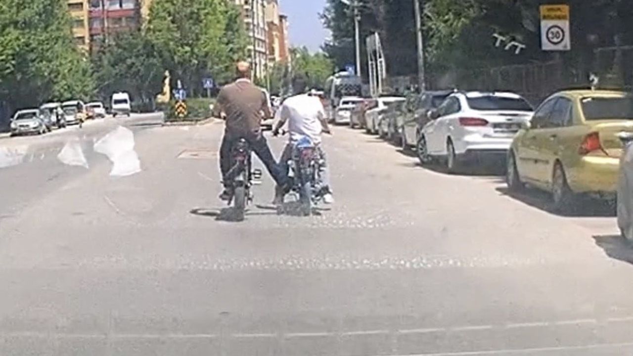 Eskişehir'de elektrikli bisikletle itilen motosiklet araç kamerasına yansıdı
