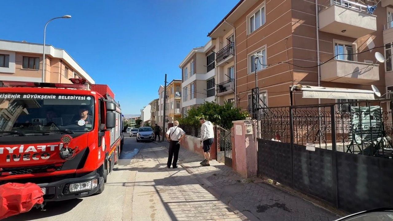 Eskişehir'de garajda benzin doldurulan tırpan alev aldı: 2 kişi dumandan etkilendi