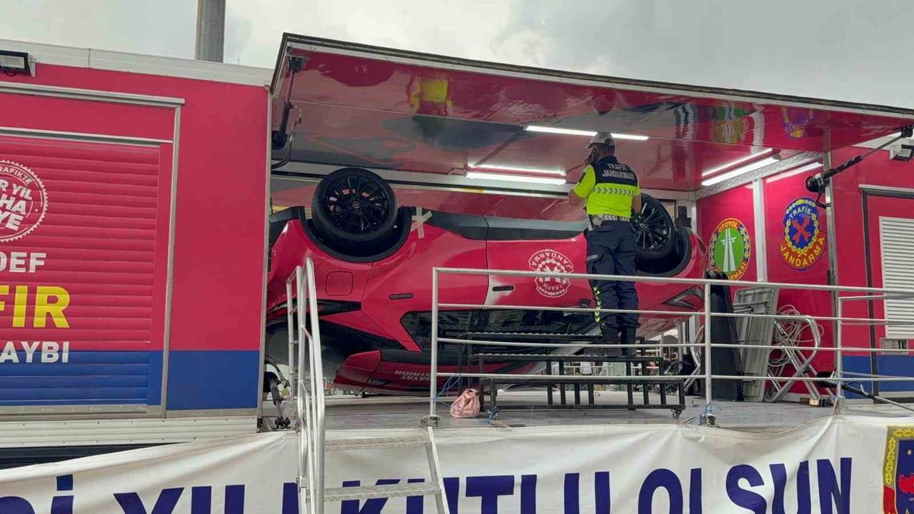 Eskişehir'de gençler Mobil Trafik Eğitim Tırı'nda emniyet kemerinin önemini deneyimledi