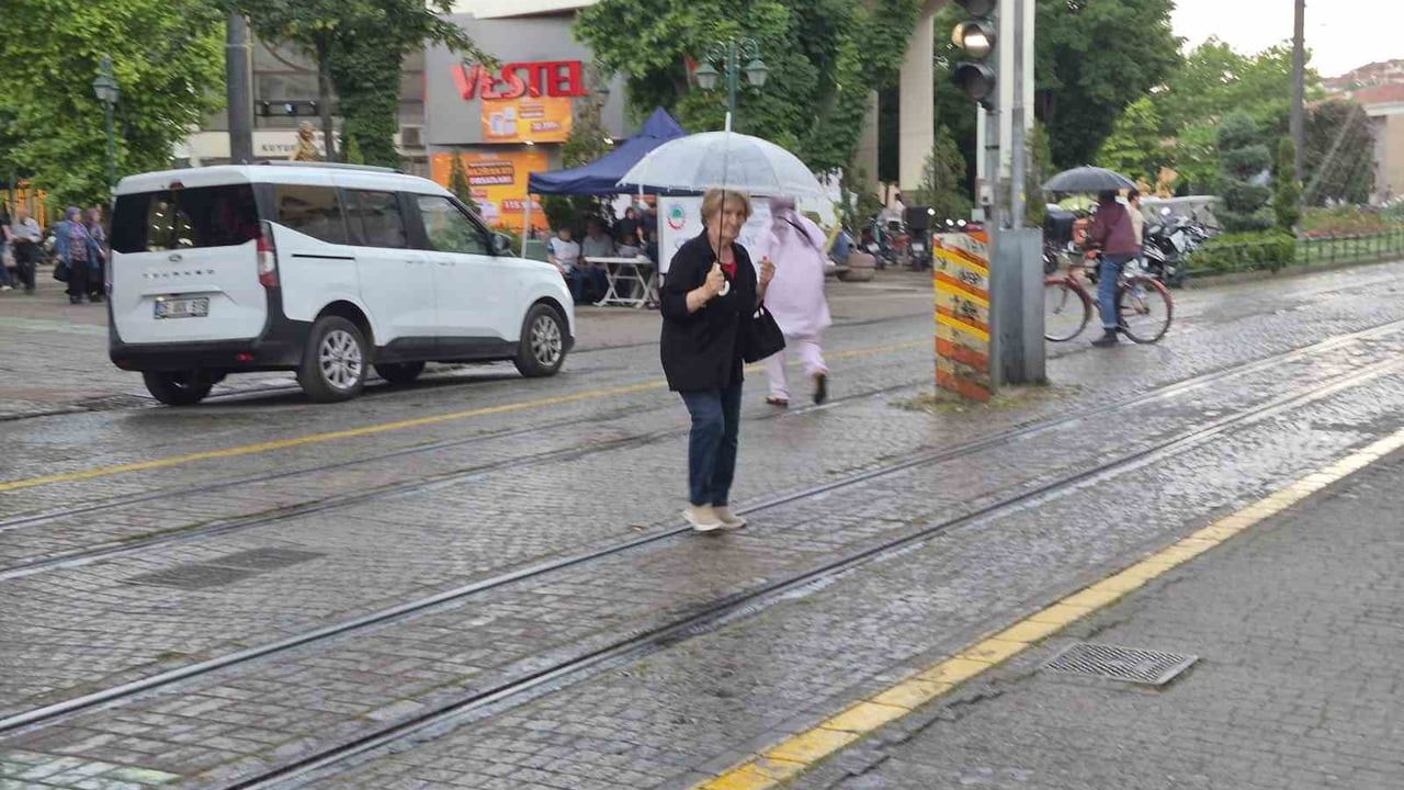 Eskişehir'de gök gürültülü sağanak etkili oldu, sıcaklık 26'dan 15'e düştü