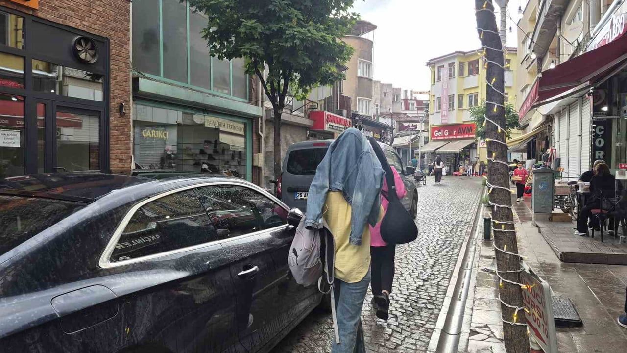 Eskişehir’de Gün Boyu Süren Sıcak Hava Akşam Sağanağıyla Kırıldı