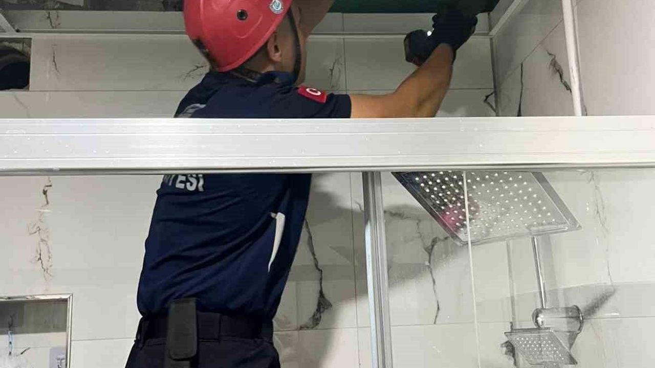 Eskişehir'de havalandırma boşluğuna düşen kedi itfaiye tarafından kurtarıldı
