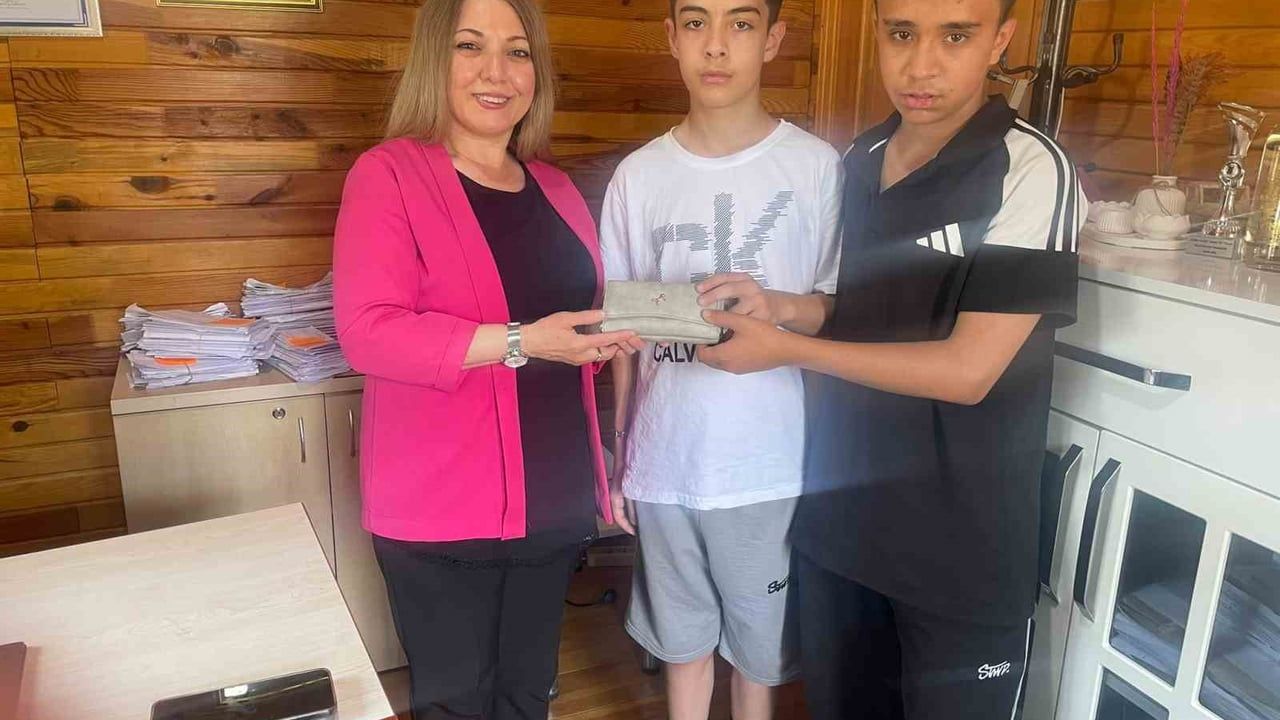 Eskişehir'de iki çocuk kayıp cüzdanı muhtara teslim etti