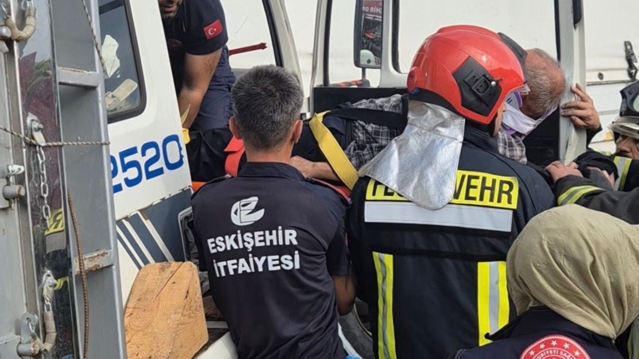 Eskişehir'de iki kamyonun çarpışmasında sürücü itfaiye ekipleri tarafından çıkarıldı