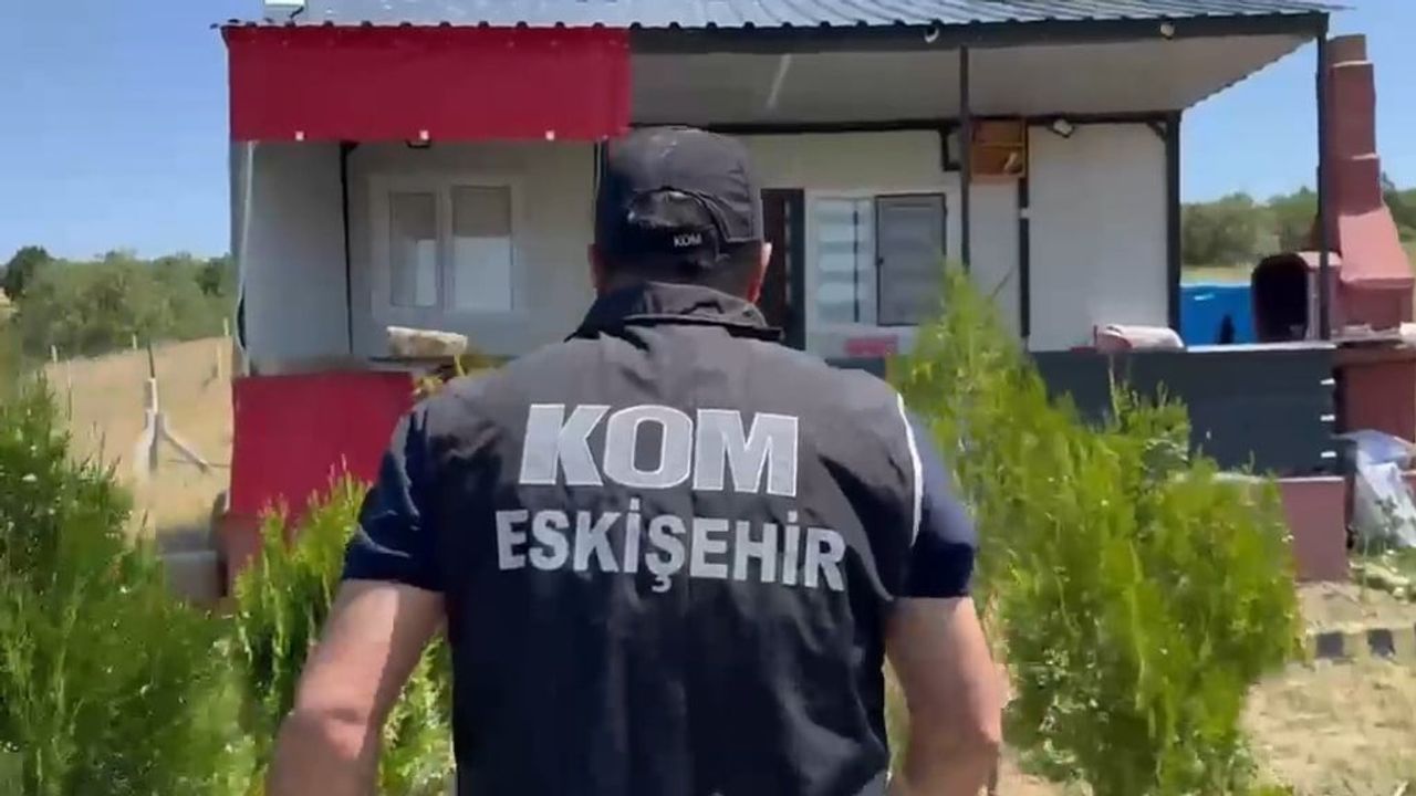 Eskişehir’de kaçak alkol operasyonunda 2 bin 85 litre etil alkol ele geçirildi