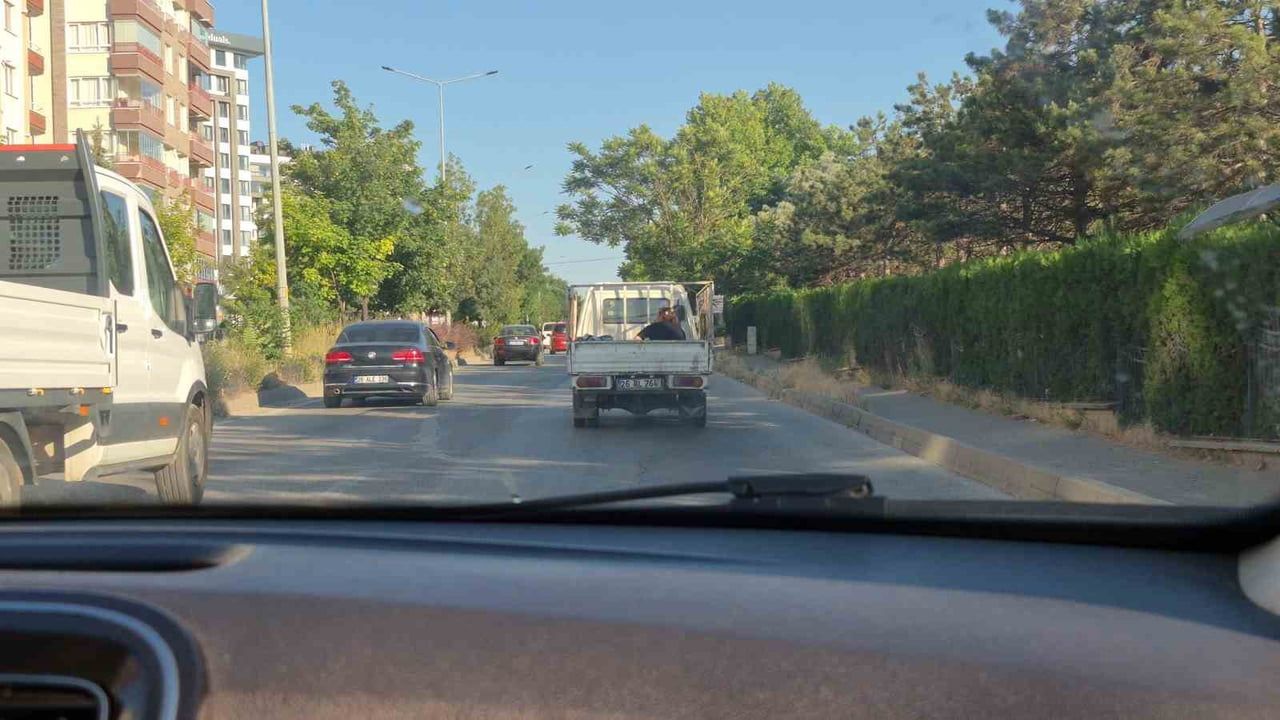 Eskişehir'de kamyonet kasasında tehlikeli yolculuk kameraya yansıdı
