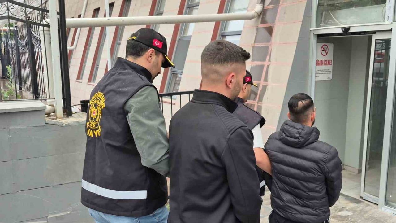 Eskişehir'de kız arkadaş tartışması sonucu silahlı yaralama: 2 şüpheli adliyeye sevk edildi