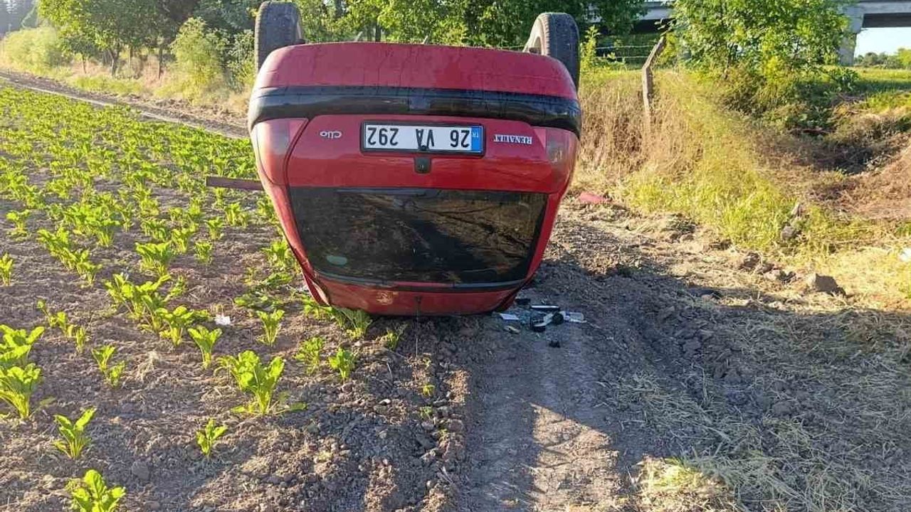 Eskişehir'de kontrolden çıkan araç pancar tarlasına uçtu: 2 kişi yaralandı