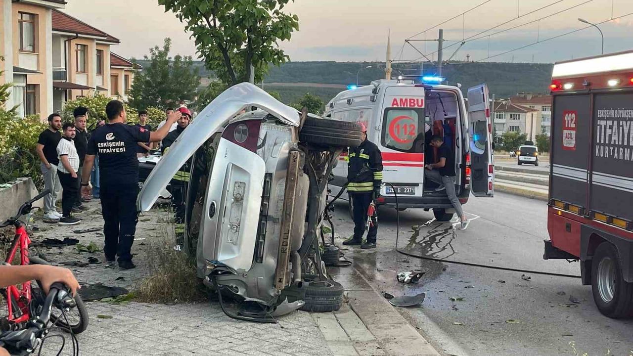 Eskişehir'de kontrolünü kaybeden aracın genç sürücüsü yaralandı