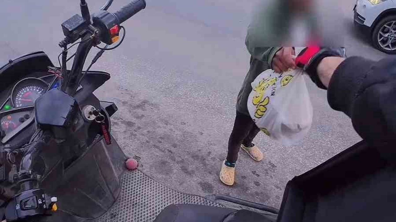 Eskişehir'de kurye teslim alınmayan paketi yolda su satan çocuklara verdi