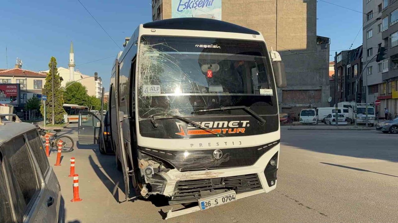 Eskişehir'de midibüs çarpması sonucu servis aracı yan yattı; yaralanma yok
