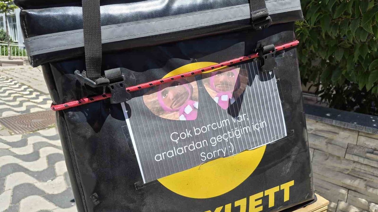 Eskişehir'de motokuryenin sipariş sepetine astığı not trafikte hem gülümsetti hem uyardı