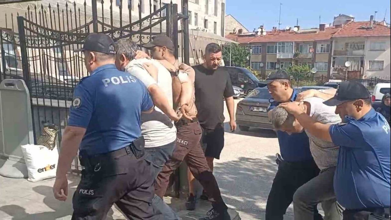 Eskişehir'de okul girişinde bekçiyi darp eden iki kişi tutuklandı