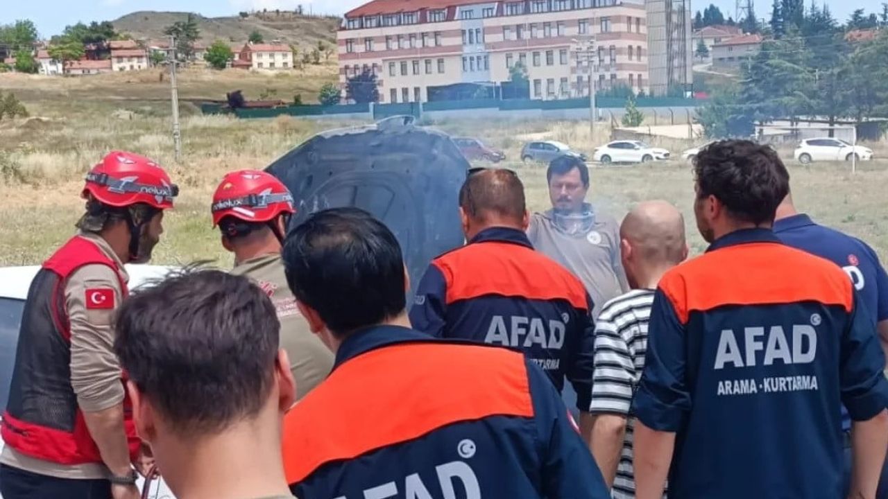 Eskişehir'de okul önünde alev alan araç AFAD ekiplerinin müdahalesiyle söndürüldü