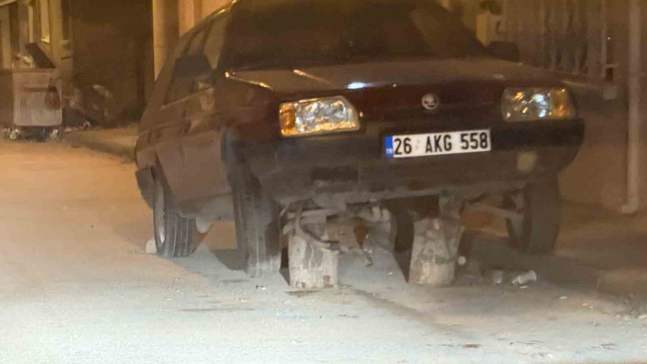 Eskişehir'de ön tekerlekleri kütüklerin üzerine konulan otomobil dikkat çekti