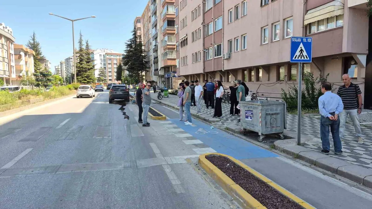 Eskişehir'de otomobilin çarptığı 84 yaşındaki elektrikli bisiklet sürücüsü ağır yaralandı