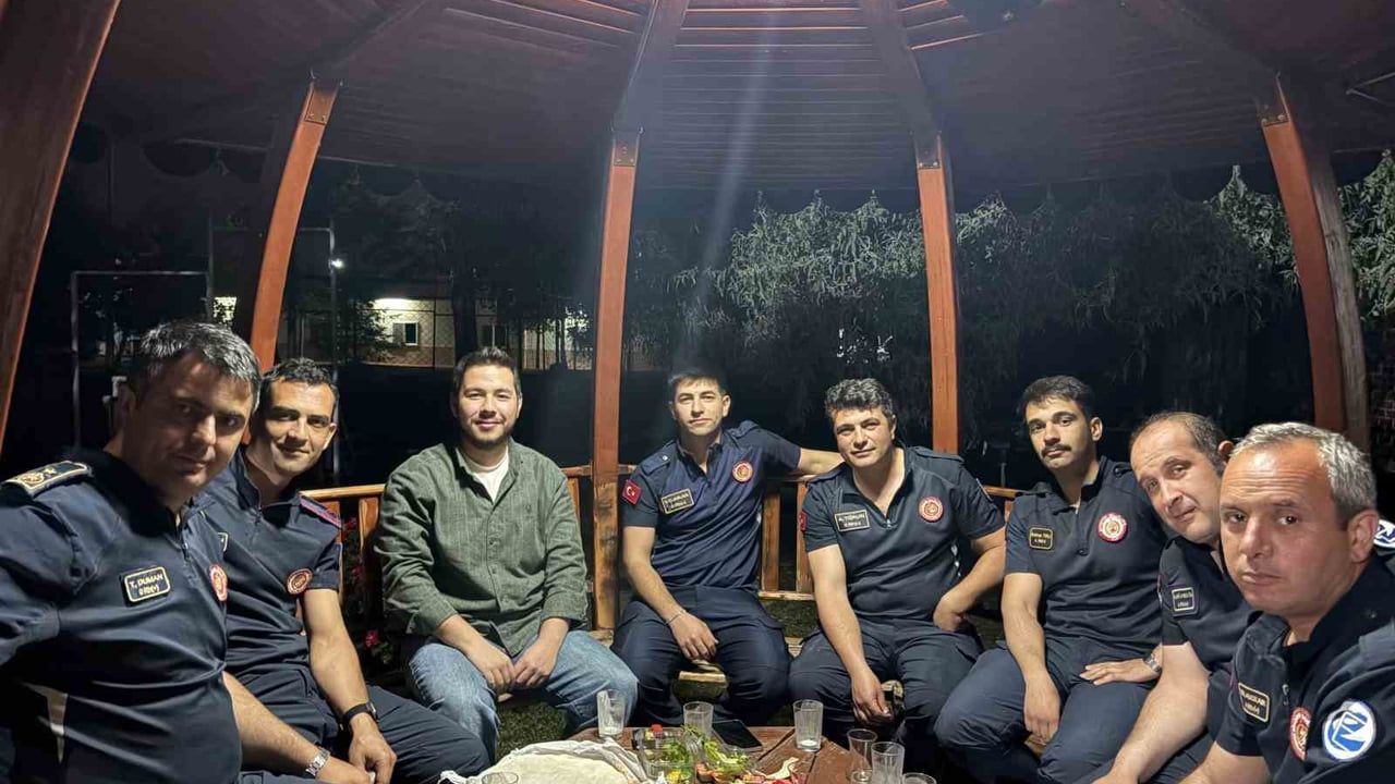 Eskişehir'de "Araçta 3 kedi var" yazısı yavru kedilerin kurtarılmasını sağladı