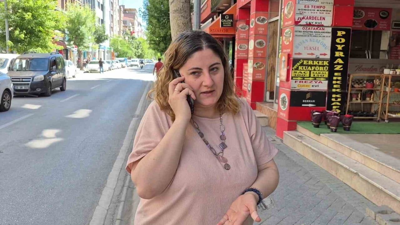 Eskişehir'de reklam tabelasına sıkışan yavru kedi esnaf tarafından kurtarıldı