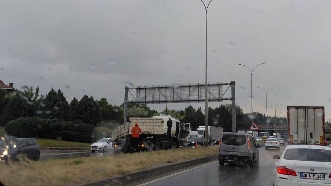 Eskişehir'de Sabah Saatlerinde Etkili Sağanak Trafikte Kazalara Yol Açtı