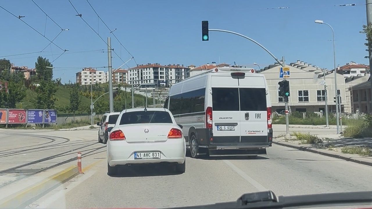 Eskişehir'de servis aracının tehlikeli manevrası: Plakasına 10 bin TL ceza