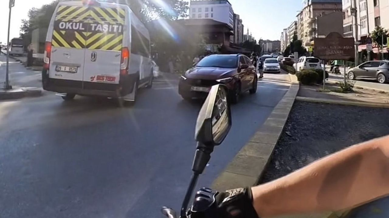 Eskişehir'de servis şoförü kavşakta motosikletlinin önüne girdi, ters yöne devam etti