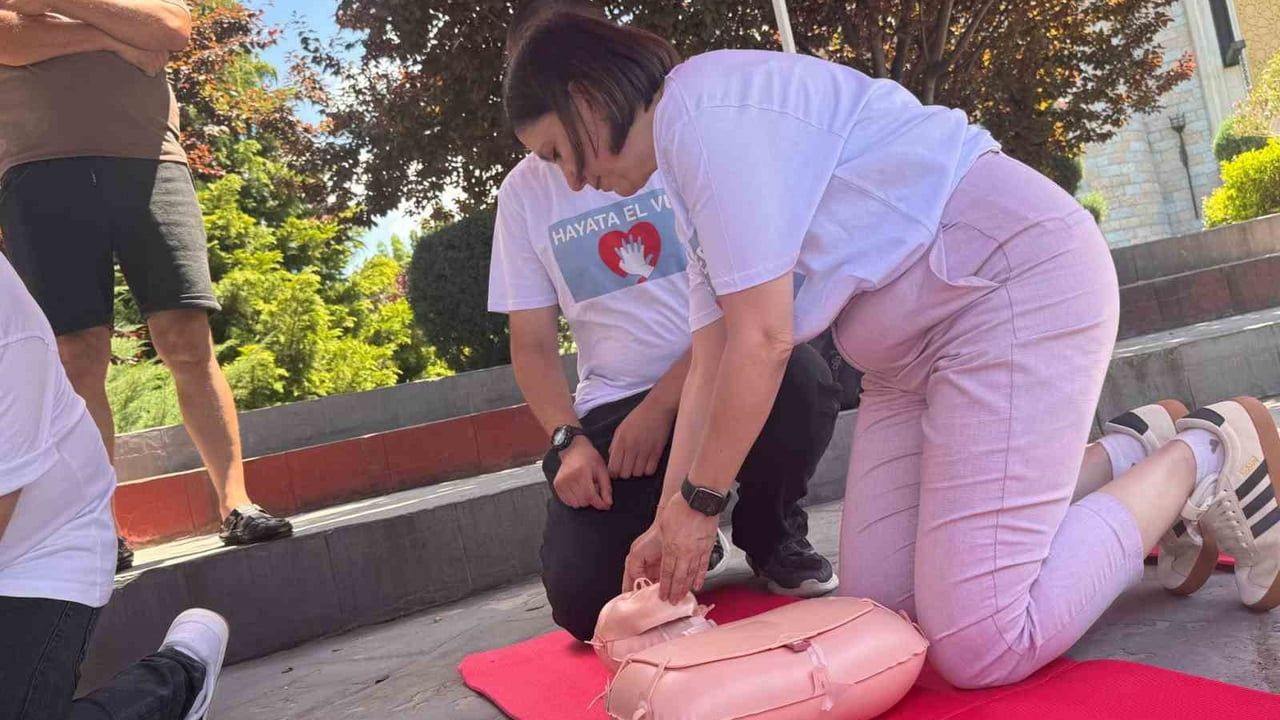 Eskişehir’de temel yaşam desteği eğitimiyle doğru kalp masajı uygulaması gösterildi