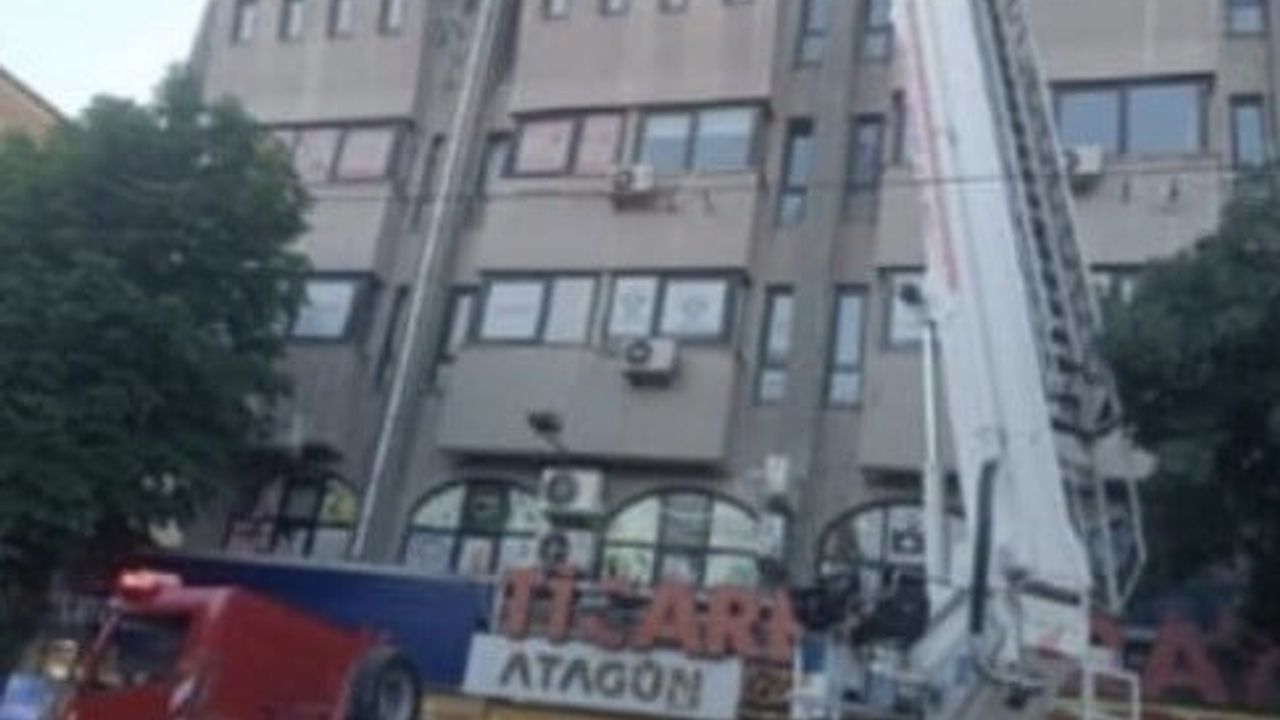 Eskişehir'de Ticaret Sarayı dış cephesinden kopan beton parçalar yayaların arasına düştü