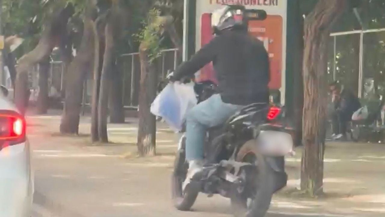 Eskişehir'de trafik sıkışıklığını beklemeyen motosiklet sürücüsü kaldırımdan devam etti