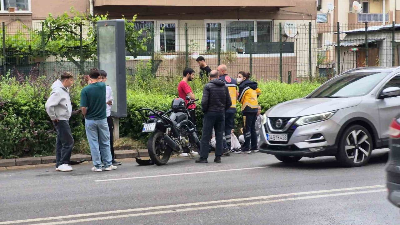 Eskişehir'de U dönüşü yapan otomobil motosikletle çarpıştı