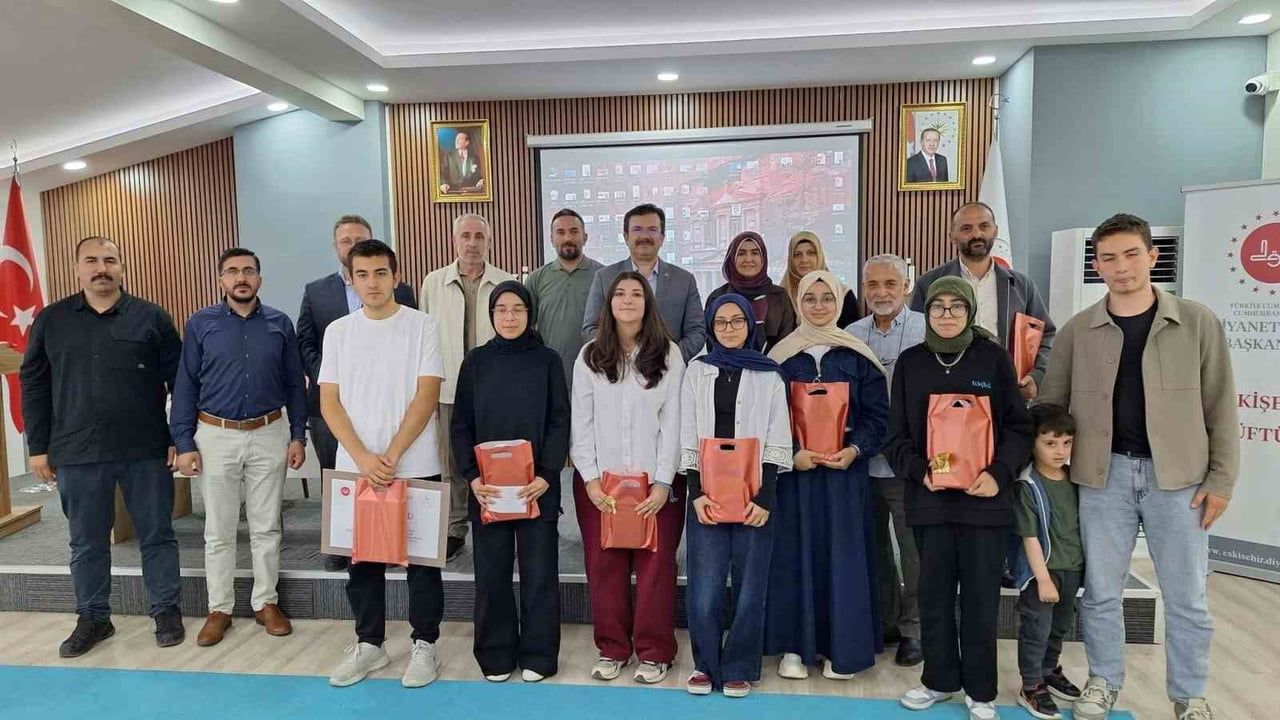 Eskişehir'de Umre Ödüllü Bilgi Yarışması’nın Kazananlarına Ödülleri Verildi