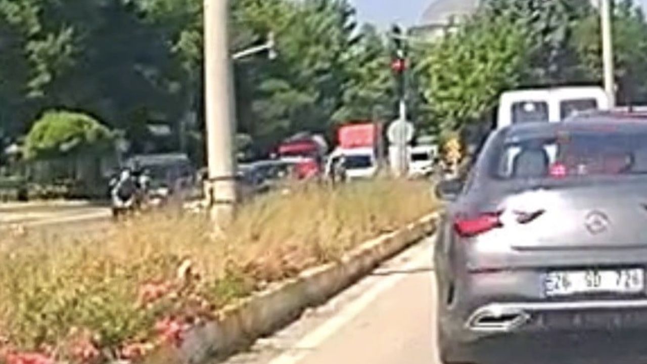 Eskişehir'de yaya geçidinde duran araca arkadan çarpma anı