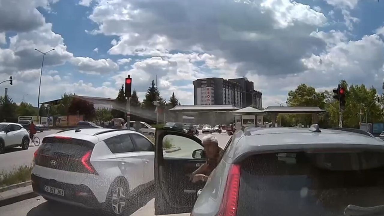 Eskişehir'de yeşil ışığa rağmen duran sürücü trafik akışını kilitledi