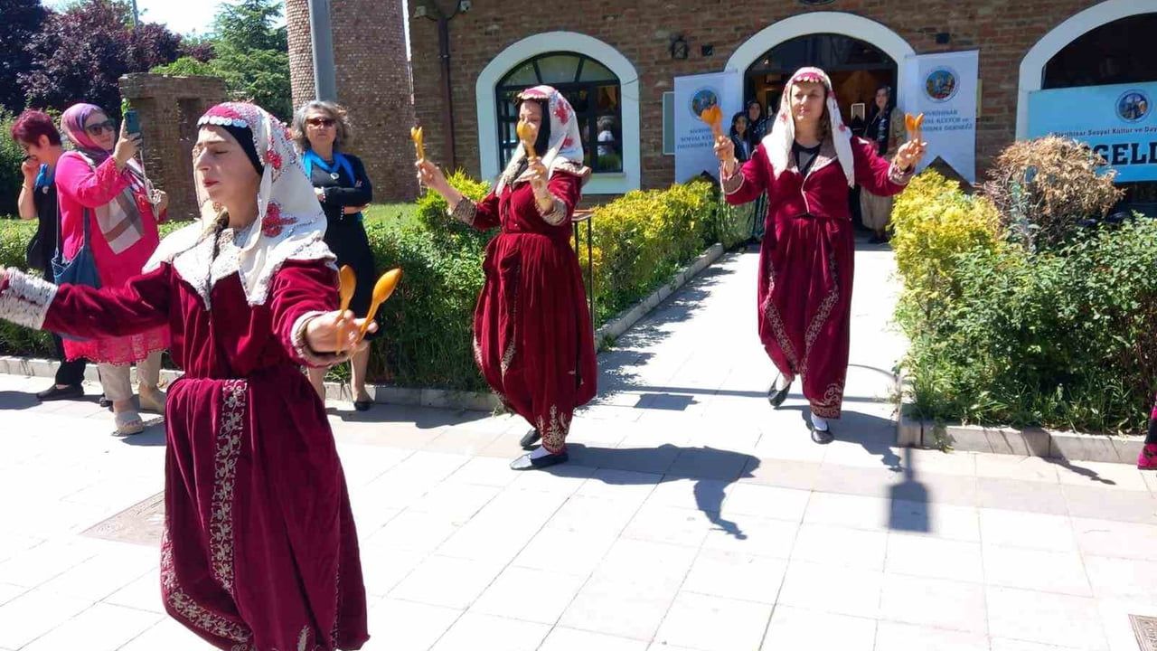 Eskişehir'de yıl sonu el sanatları ve nakış sergisi açıldı