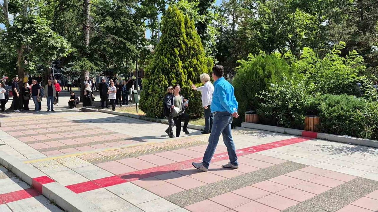Eskişehir'de YKS heyecanı: adayı son anda yetiştiren yakının tepkisi