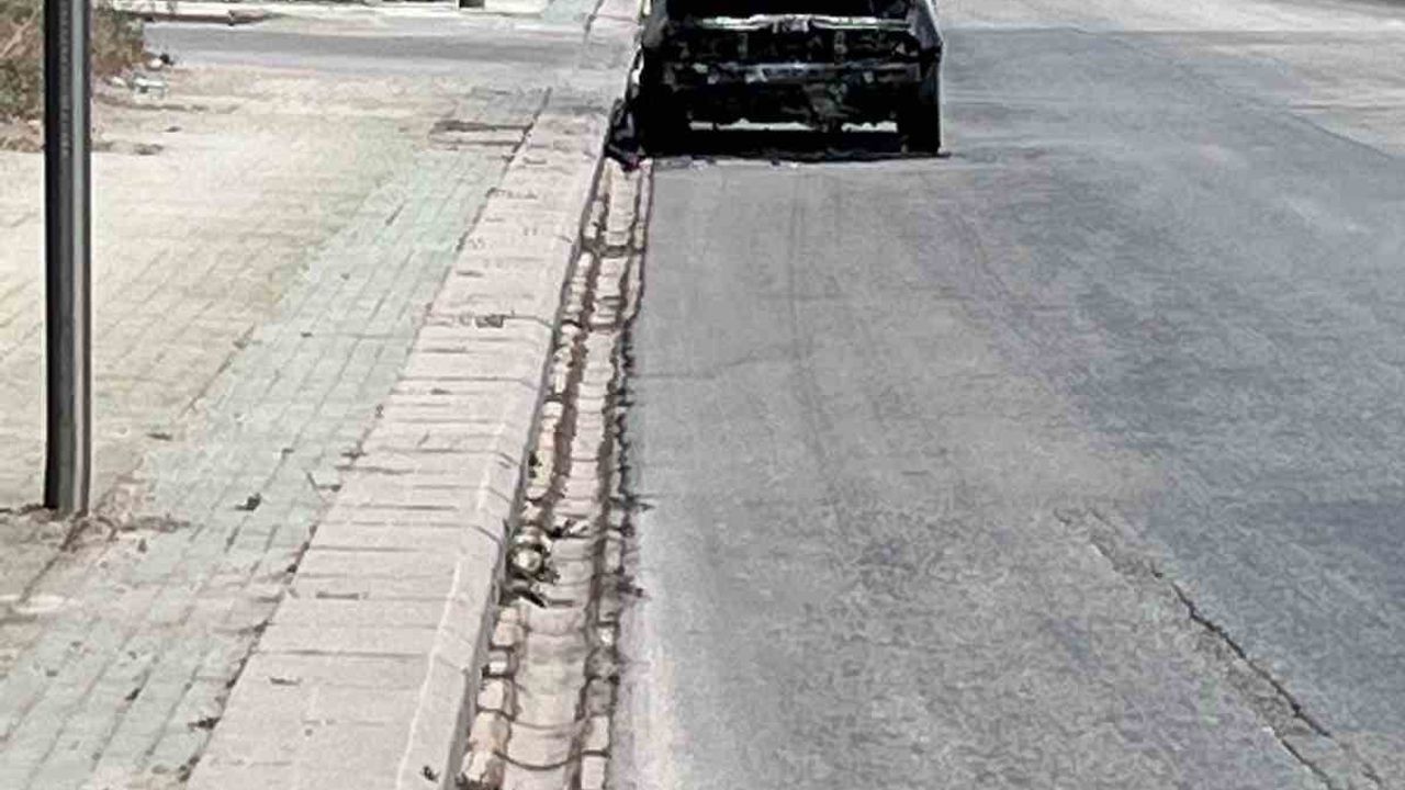 Eskişehir'de yol kenarına terk edilen yanmış araç dikkat çekiyor