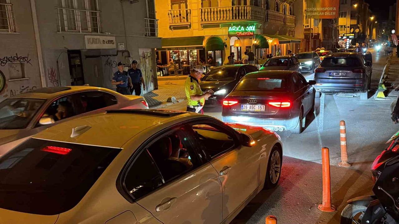 Eskişehir Genez Sokak’ta denetim: 5 araca 54 bin 492 lira ceza