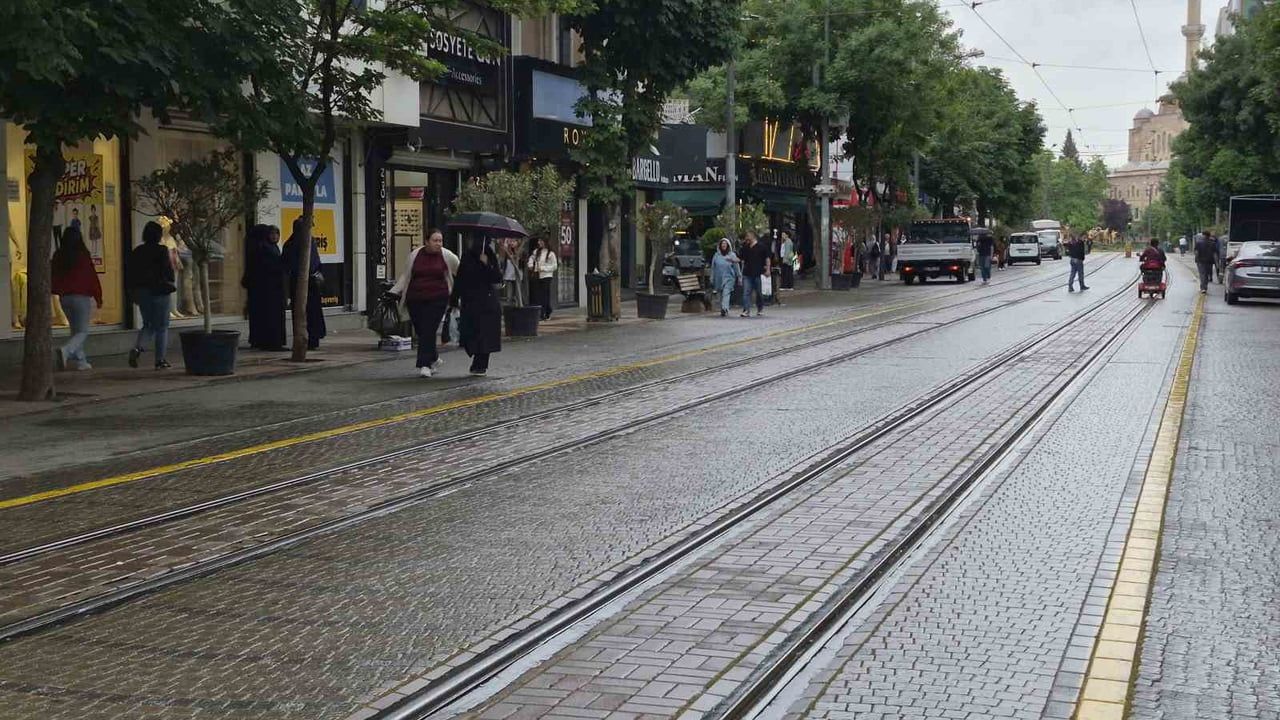 Eskişehir güne hafif sağanak ve sıcaklık düşüşüyle başladı