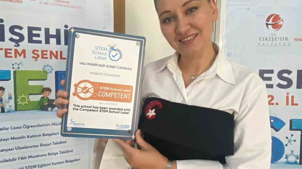 Eskişehir Vali Münir Raif Güney İlkokulu öğretmeni Elif İlbars’a iki teşekkür belgesi ve STEM okul etiketi