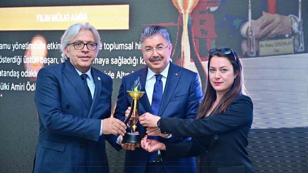 Eskişehir Valisi Dr. Erdinç Yılmaz EYUDER tarafından 'Yılın Mülki İdare Amiri' seçildi